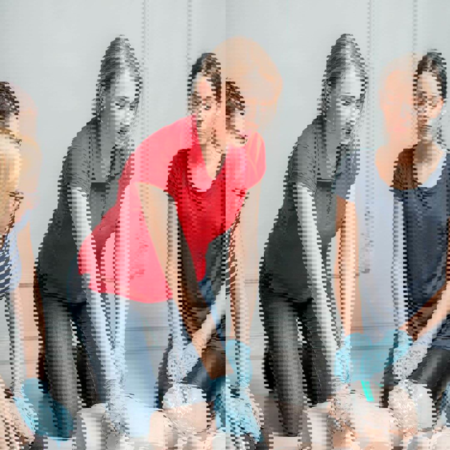 Group of people looking at a first aid dummy